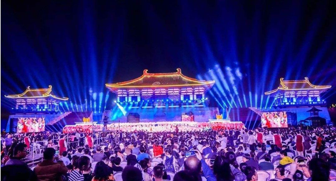 開幕式舞臺圖.jpg